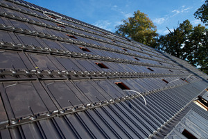  Mehrere Solarthermische Anschlüsse sind bereits von Verteiler- und Sammelbalken an die Dachfläche gelegt worden Foto: Nelskamp 