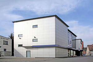  Spiegelfläche mit silbermetallic-farbenen Alucobond-Verbundplatten  Foto: Rüdiger Sinn 