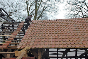 Alte handwerkliche Arbeit bei der Eindeckung mit Hohlpfannen in Verschnittdeckung  Foto: Huckenbeck 