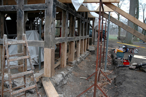  Die Ständer wurden bis auf das gesunde Holz abgesägt, zimmermannsmäßig überplattet, verleimt und mit Holzdübeln gesichert Foto: Huckenbeck 