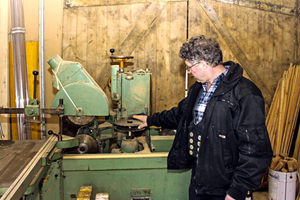  Auch diese Maschine, mit der Zapfen gefräst werden, hat der Tüftler für seine Bedürfnisse optimiert, indem er die Fräsköpfe durch Sägeblätter ersetzte 