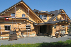  Die Dachdeckerarbeiten gehen in die Endphase  Foto: www.berglandresidenz.de 