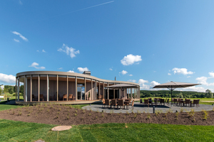  Das Golfhaus No 10 – ein Bau, dessen Dach den Rundungen von drei Kreisen folgt – wurde mit viel sichtbarem heimischen Holz in die Natur eingebunden  Foto: Lignotrend 