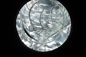  Blick in die Röhre: Das Licht wird durch das Rohr, das mit einer Spezialfolie beschichtet ist, ins Gebäudeinnere geleitet. Fotos: Interferenz Daylight 