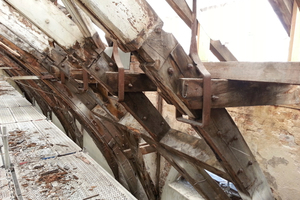  Die alten Dachbalken waren marode, Dachziegel drohten teilweise abzufallen⇥Fotos: Metsä Wood 