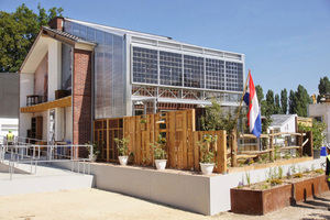  Beim Projekt „Prêt-à-Loger“ lässt sich mit einer Glas-Faltwand der Glasanbau zur Terrasse hin komplett öffnenFoto: TU Delft 