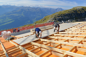  Das Bild zeigt die Dachkonstruktion, die mit einer Schalung versehen wird. In den Zwischenraum wird später die Dämmung eingebracht Foto: Blumer-Lehmann 