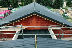  Die beiden Baukörper mit den unterschiedlichen Dachneigungen zeigen die Herausforderungen für das 7-Grad-Dachsystem 