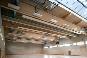  Bei der Dachkonstruktion der Dreifeldsporthalle wurden flächige Dachbauteile „Ligno Block Q3 Akustik“ eingesetzt. Mit ihnen können mühelos große Spannweiten überbrückt werden Foto: Lignotrend 