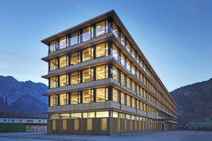  Weltweit eines der größten Bürogebäude in Holzbauweise – das Illwerke Zentrum MontafonFotos: Norman A. Müller 