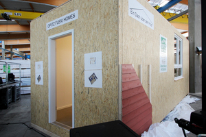  Anfang Oktober zeigte die Firma Opitz Holzbau auf ihrem 75-jährigen Jubiläum den Prototypen einer modular aufgebauten Flüchtlingsunterkunft Text + Fotos: Thomas Wieckhorst 