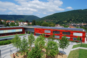  Das Schulzentrum Neckargmünd kombiniert 4000 m² Dachbegrünung mit Photovoltaik und nutzt die SynergieeffekteFotos: Zinco 