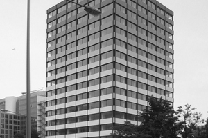  Dieses Bürohochhaus in Frankfurt am Main wurde um drei Stockwerke aufgestockt und zum Wohnhaus umfunktioniert<span class="bildnachweis">Foto: Stefan Forster Architekten GmbH</span> 