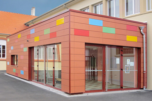  In der französischen Stadt Pagny-sur-Moselle wurde der Kindergarten durch drei unterschiedlich große Anbauten erweitert. Bei der Gestaltung des Eingangsbereiches kamen neben Lachsrot auch Platten in Sonderfarben zum Einsatz 
