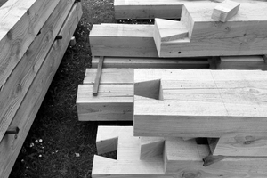  Ohne Schrauben, nur mit Holz-Holz-Verbindungen wurde das Fachwerkhaus erstellt 