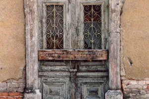  Links: Bei der Restaurierung dieser Tür sollten die erhaltenswerten Gitter vor dem Anstrich verzinkt und mit punktueller Blattvergoldung verziert werden 