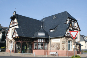  Komplett sanierte Schieferdachfläche des denkmalgeschützten Alten Bahnhofes in Traben-Trarbach 