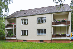  Für eine Wohnsiedlung am Berliner Flughafensee sollte eine umfangreiche Sanierung umgesetzt werden. Das Bild zeigt eines der Häuser vor dem UmbauFoto: Holzbau Opitz 