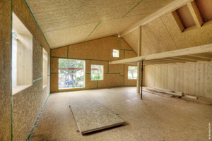  Dampfdiffusionsdichter Aufbau mit OSB-Platten im Innern eines Holzhauses  Foto: Norbord  