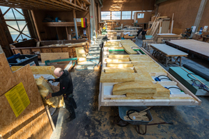  Vorfertigung bei Holzbau Cordes in Rotenburg / Wümme, die Elemente sind mit Mineralfaserdämmstoff gedämmt 
<br />

 