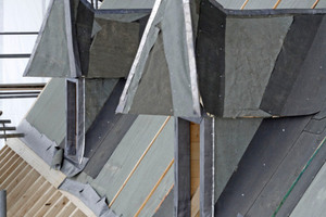  Der Dachgrat der Gaube ist besonders durch Feuchtigkeit gefährdet und wird mit einem zusätzlichen Schutzprofil bedeckt 