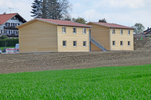  Zwei der Flüchtlingsheime in Stephanskirchen erhielten eine Wasserschlagschalung aus Fichtenholz 