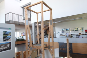  Das vollverglaste Foyer wird im Erdgeschoss auch für die Ausstellung von Holzbauobjekten genutzt 