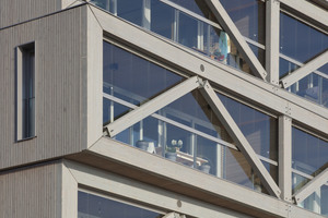  Die markanten Balkondiagonalen dienen nur nachrangig der Gebäudeaussteifung, da diese zu weit entfernt vom Gebäudekern liegen und teilweise auf auskragenden Balkonen gründen  Foto: Robert Mehl  