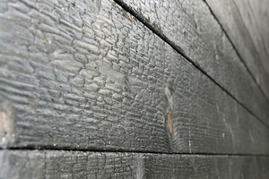  Die beflämmte Fassade gilt als Holzschutz gegen Schädlinge und Witterung Foto: Volker Simon 