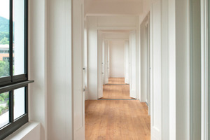  Rechts: Auf der Südseite sind es die aneinander gereihten Loggien, die eine energetische Pufferzone bilden
Fotos: Tobias Adam / k.u.g.-architekten 