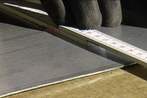  Beim Abmessen der Bleche muss eine Materialzugabe zusätzlich zum Deckmaß eingeplant werden, da sich die verbundenen Bleche später überlappen. 
