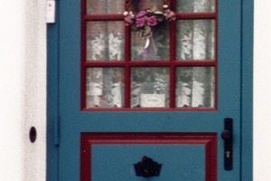  Links: Zwei in den originalen Farben restaurierte Türen in einer denkmalgeschützten Siedlung von 1910 im schweizer Werkbundstil 