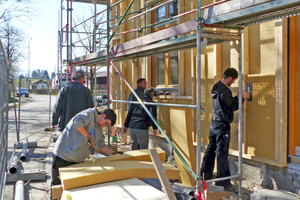  Damit alles perfekt passt, schneiden die Handwerker die flexiblen Gefachdämmmatten aus Holzfasern direkt auf der Baustelle zu  Foto: Achim Zielke 