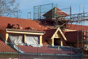  Bei der Sanierung des Haus Nr. 7 mussten aufwendige Zimmerer- und Dachdeckerarbeiten vorgenommen werdenFotos: Creaton AG 