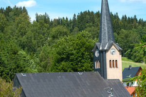  Gemeindekirche in Zwota (Sachsen) – Das Hauptdach wurde mit Venusblei in Hohlwulst-Technik eingedeckt 