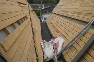  Zwischen den beiden Dachflächen laufen die Dächer zusammen. Das Bild zeigt die Vorbereitung der innen liegenden Rinne Foto: Rheinzink  