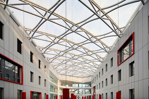  Die filigrane Dachkonstruktion des Innenhofs erfüllt den Passivhaus-Standard Fotos: Vector Foiltec 