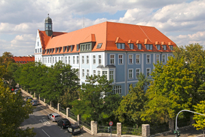  Die großflächige Dach­-sanierung beim Landratsamt Würzburg beinhaltete auch den durchgedeckten Mansardknick Fotos(3): Wiener­berger 