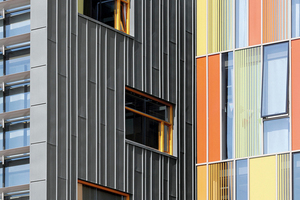  Kontraste am Bau: eine Glasfassade für den öffentlichen Bereich, Titanzinkfassade für den in sich gekehrten BürobereichFotos: Rheinzink 