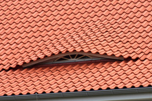  Dachreiter mit Zeltdach und Turmbiber-Wandverkleidung: Unten zieren keramische Dunstrohrhauben (Signum Typ A) die Dunstrohr-durchdringungen 
