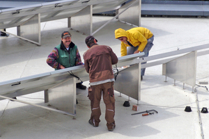  Aufbau einer PV-Anlage auf einem Flachdach mit sichtlich zufriedenen MonteuerenFoto: Sunworkx 