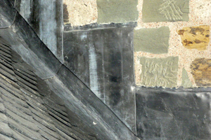  Kehle, Überhangstreifen und Fuge aus Blei sorgen für einen sicheren Abschluss vom Dach der Kapelle zur Fassade des WestturmsFotos: Röhr+Stolberg 