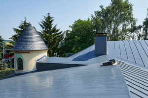  Blick über eine Teildachfläche während der Dacharbeiten<span class="bildnachweis">Foto: Alwitra</span> 