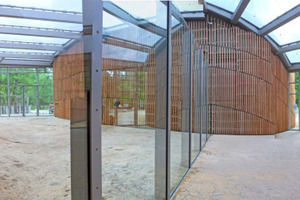  Die großzügige Glasfassade ermöglicht den Blick  in den Freibereich des Geheges 