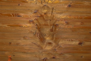  Wie von Geisterhand: Durch Getreibe abgeriebenes Holz einer Brettstapelwand in einem der Silos  
