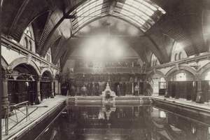  So sah die Männerschwimmhalle des Kaifu-Bads früher aus. Der Neubau kommt dem historischen Vorbild sehr nahe Foto: G. Koppmann (1895) 