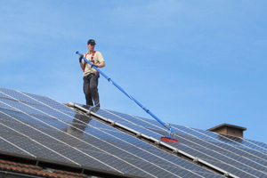  Die Reinigung von PV-Anlagen erfordert Fachwissen, hier bieten sich Wartungsverträge an Foto: Sandro Greiml, www.solarpflege.de  