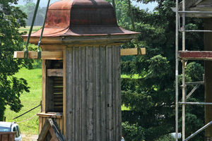  Vor der Dachsanierung wurde der Glockenturm ausgesteift und mit einem Kran vor das Haus gestellt 