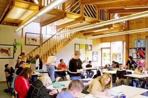  Die Evangelische Gesamtschule Gelsenkirchen präsentiert sich als offene Gebäudestruktur mit unterschiedlich großen Räumen. Die zum Teil zweigeschossigen Klassenzimmer verfügen über vielfältige Lernnischen 