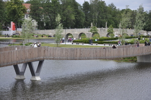  Die geschwungene Form der Spannbandbrücke ähnelt in ihrer Form der benachbarten Fischhofbrücke (im Hintergrund)Foto: Annabau 